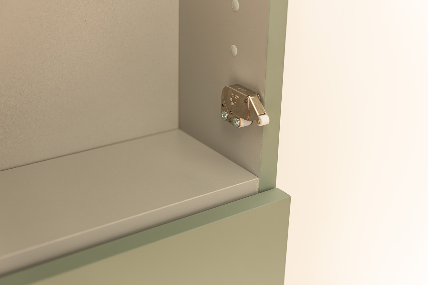 Kolomkast Raven mat saliegroen hangend 170x41,6x14,6cm