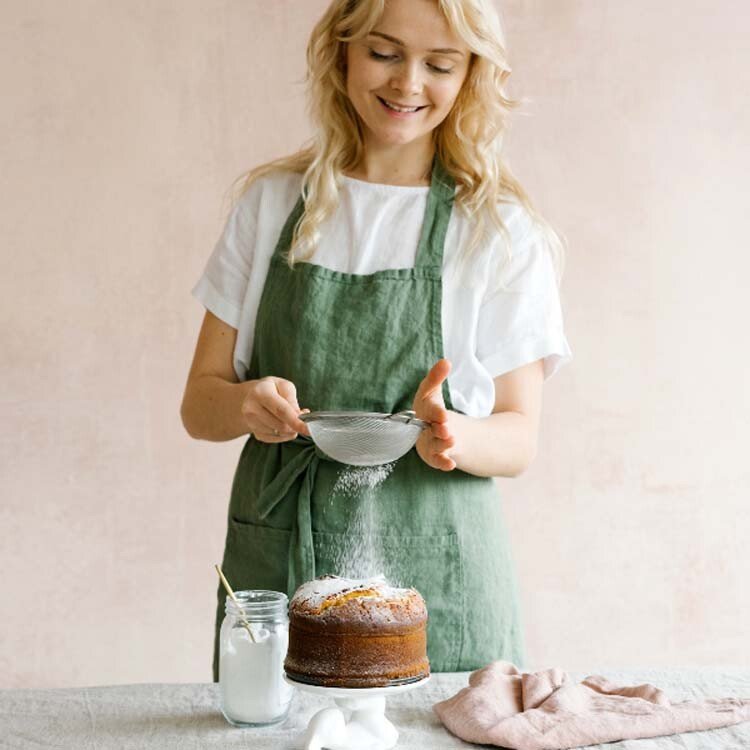dame in keuken die cake aan het decoreren is