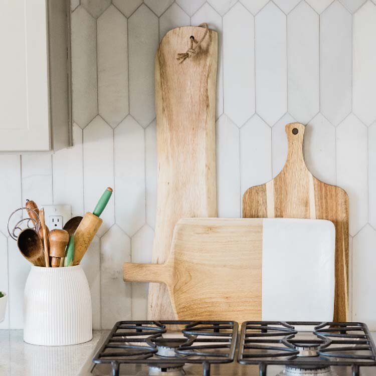 Sfeerbeeld verschillende snijplanken op aanrecht in keuken