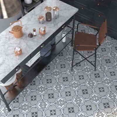 Carreaux à motifs sur le sol