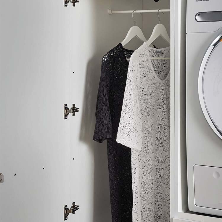 Wasmachinekast met kleerhangers