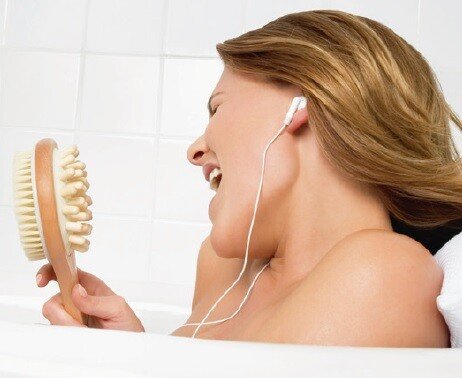 madame-qui-chante-dans-la-salle-de-bains