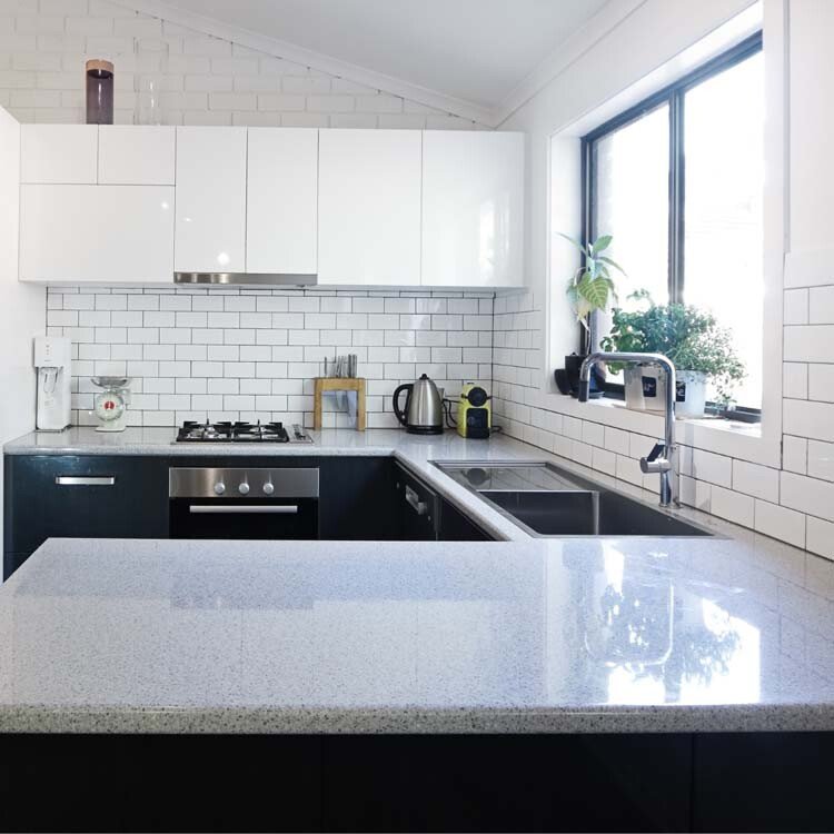 Witte metrotegels als spatwand in keuken