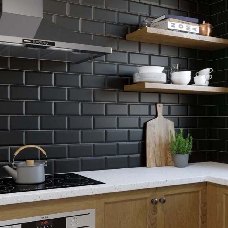 Matzwarte metrotegels als spatwand in keuken