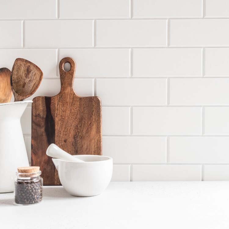 Mat witte wandtegels in keuken